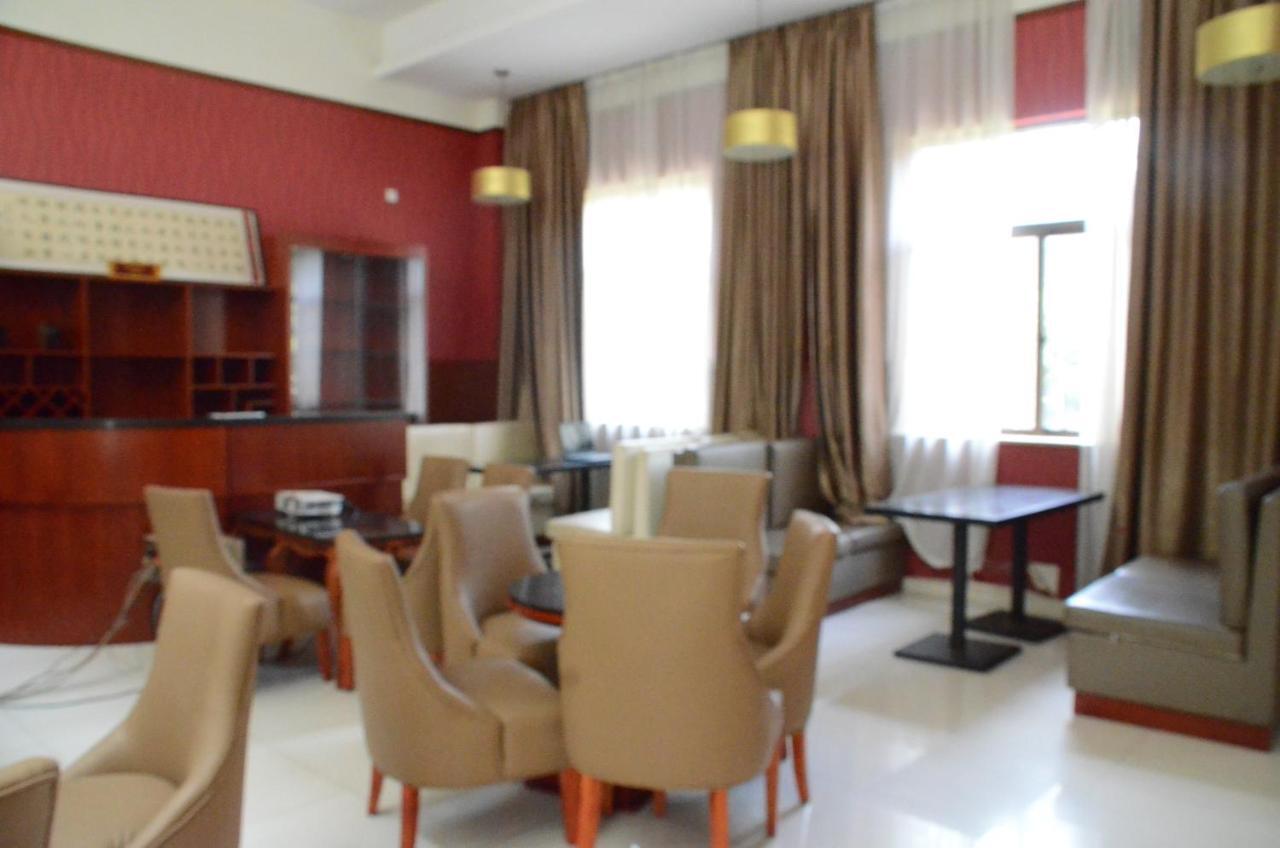 Soluxe Club International Hotel Nairobi Esterno foto